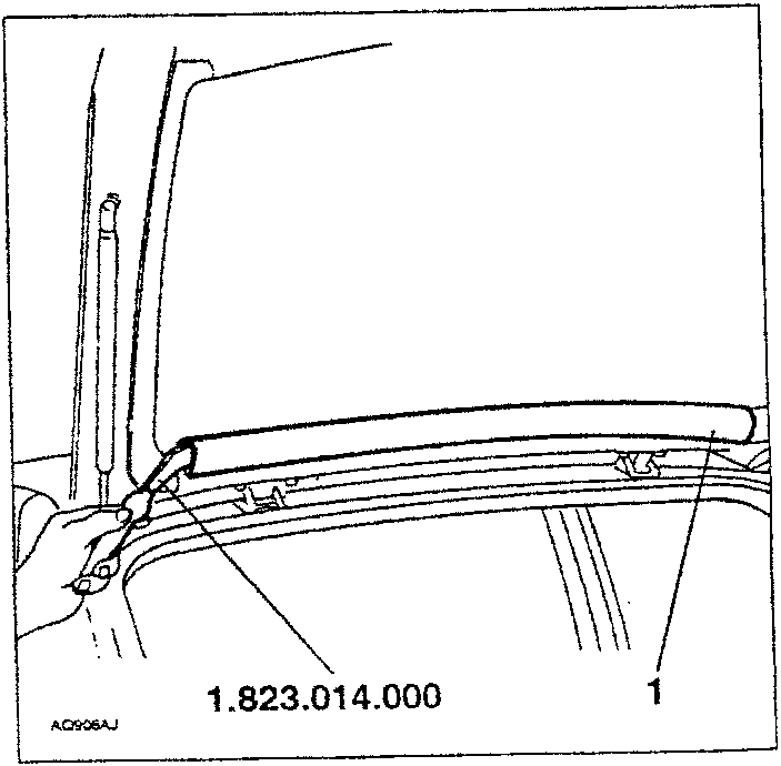 Diagram showing removal of upper tailgate trim with tool 1.823.014.000