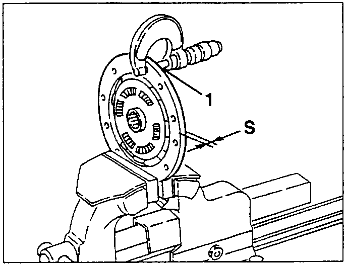 Clutch plate held in a vice, with the thickness S being measured