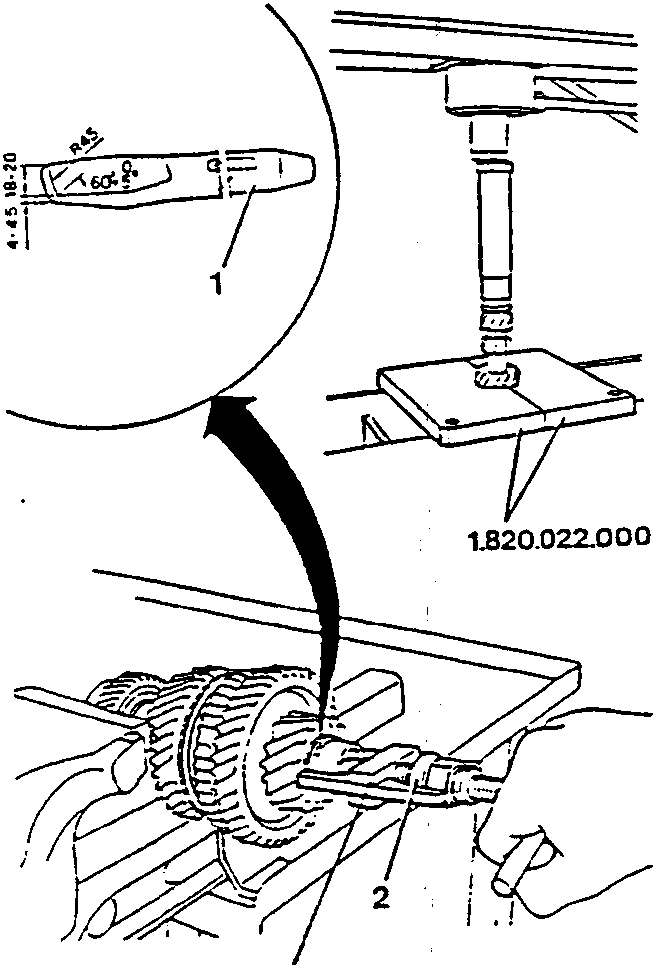 Installation diagram showing universal puller No. 1.821.117.000 and half plates No. 1.820.022.000 being used to install a bearing race on a shaft