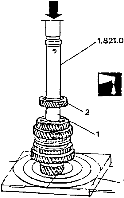 Diagram showing installation of 4th speed driven gear using press, half plates 1.820.022.000, and inserting tool 1.821.092.000.