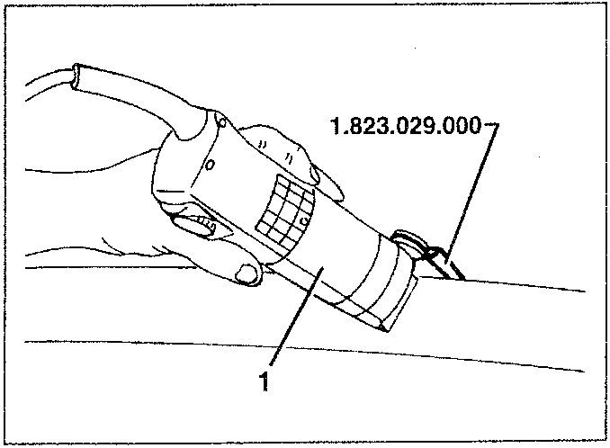 Illustration showing electric cutter with blade 1.823.029.000 cutting sealant near rear screen