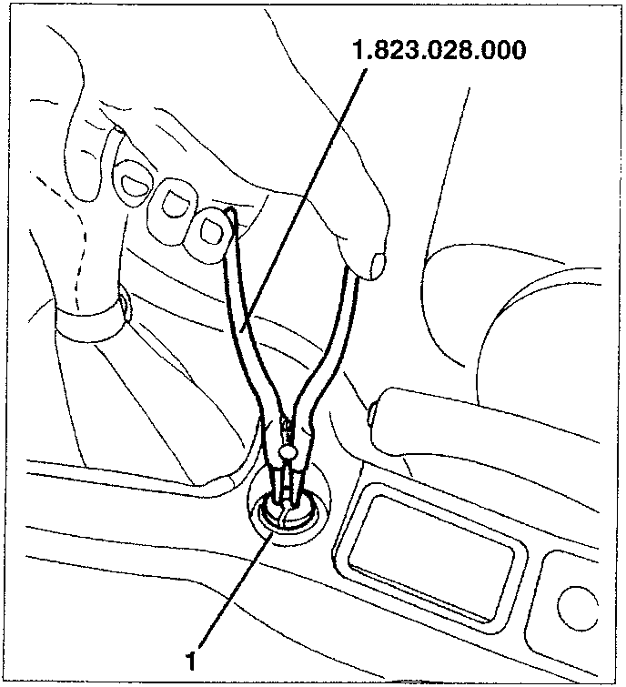 Using tool 1.823.028.000 to remove cigar lighter body