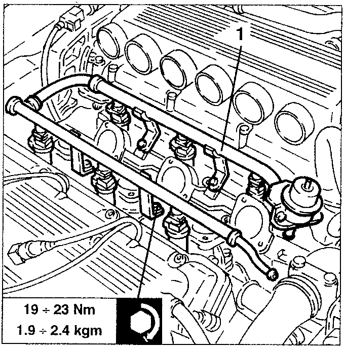 Engine with distributor manifold and pressure regulator