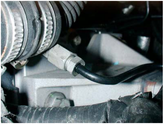 Close-up view of the brake pipe disconnected in the RH wing area