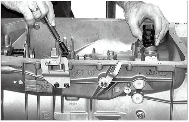 Hands pressing a seal into the Mechatronik unit