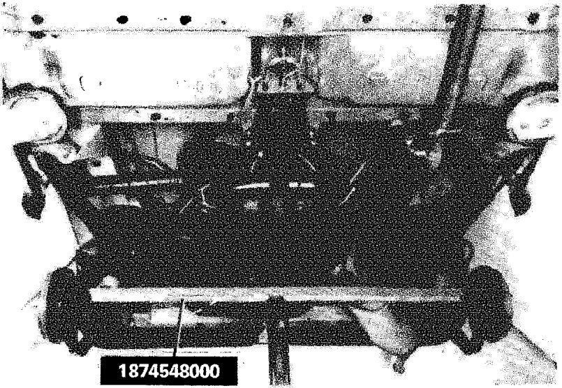 Rear axle assembly with hydraulic jack 1874548000 lifting from below, with up/down arrow icons