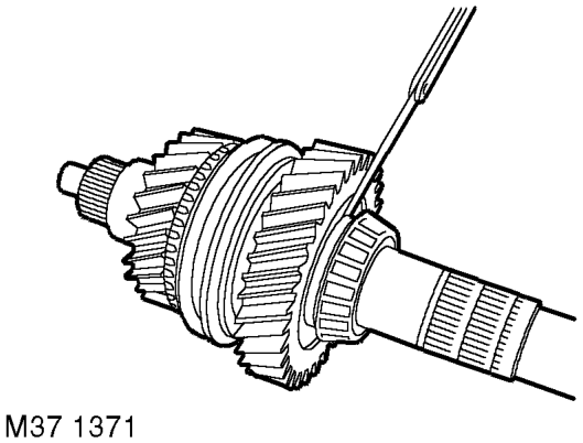 Using tool LRT-37-001, LRT-37-044 and LRT-99-002, press taper bearing onto output shaft.