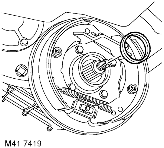 Seal - rear output shaft – Using tool LRT-99-500 if necessary, remove drive flange from transfer box.