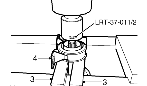 Support bearing - viscous coupling - front – Note the fitted position of the support bearing on the viscous coupling.