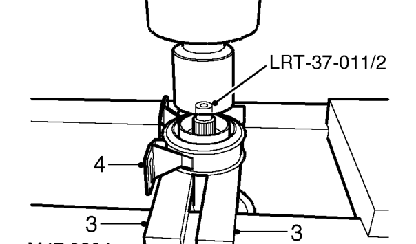 Support bearing - viscous coupling - rear – Note the fitted position of the support bearing on the viscous coupling.