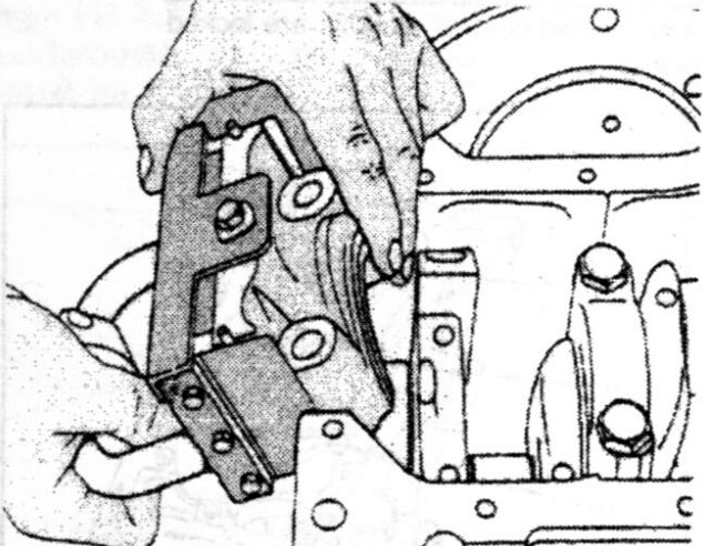 Fitting the rear main bearing cap with the special tool to fit the side seals. The two side shims must be inserted on the L.H. and R.H. sides.