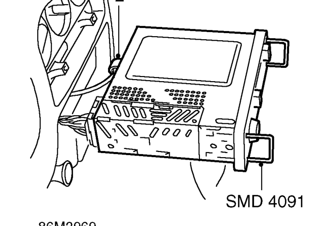 Coaxial cable – Fit radio removal tools SMD 4091 to release retaining clips. Pull on tools to release radi