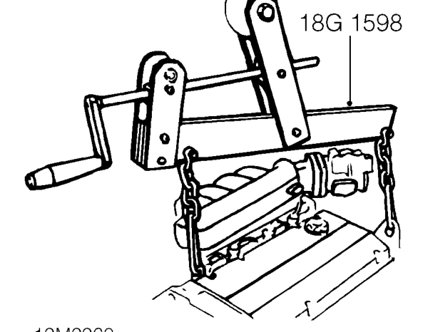 Fit second lifting bracket 18G 1572/2 to cylinder head and tighten bolt to 9 Nm.