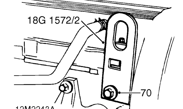 Fit lifting bracket tool 18G 1572/1 to cylinder head. Fit bolts and tighten to 9 Nm.