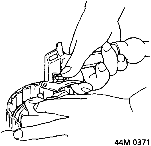 Diagram showing hands covering a clutch drum passage with a cloth while applying air pressure