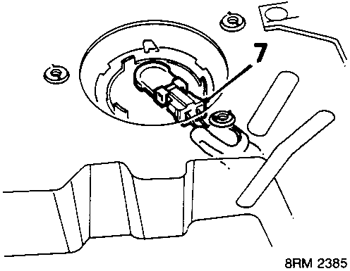 Diagram showing disconnecting the multiplug (7) from the fuel tank unit
