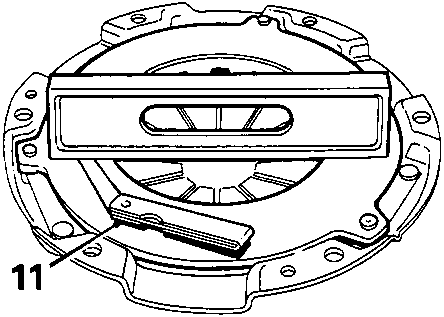 Diagram of clutch assembly on a stand showing dial gauge measurement on mainshaft, labeled 9, with figure code 33M 0006