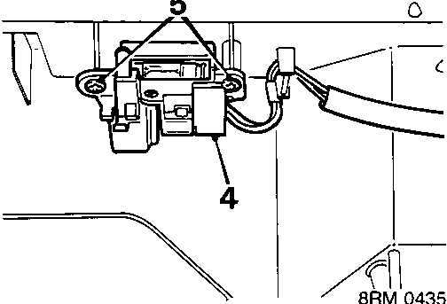 Diagram showing lamp assembly connected to wiring harness with callout numbers 4 and 5, reference 8RM 0435